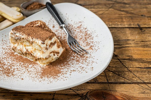 Qual è il metodo per un tiramisù al pistacchio con crema di mascarpone e savoiardi inzuppati in latte di mandorla?