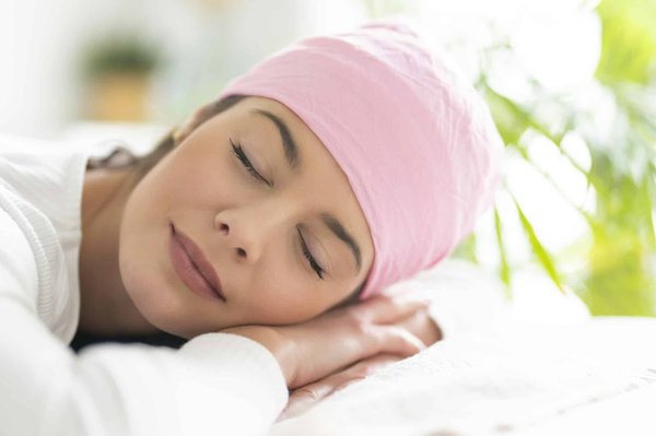 Come scegliere e abbinare un foulard di seta vintage con un abito moderno?